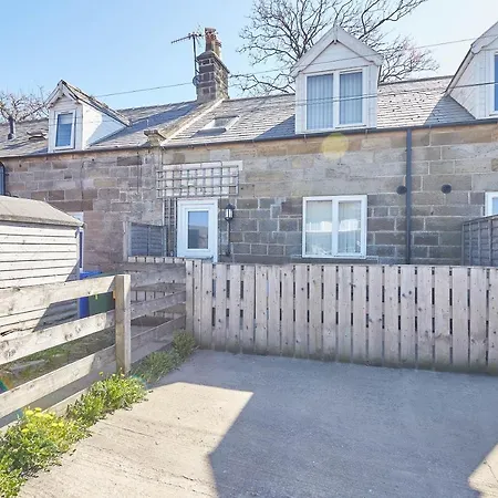 Host & - Robins Den Whitby