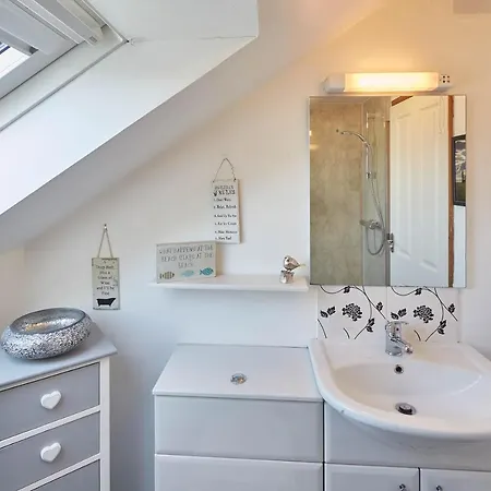 Host & - Robins Den *