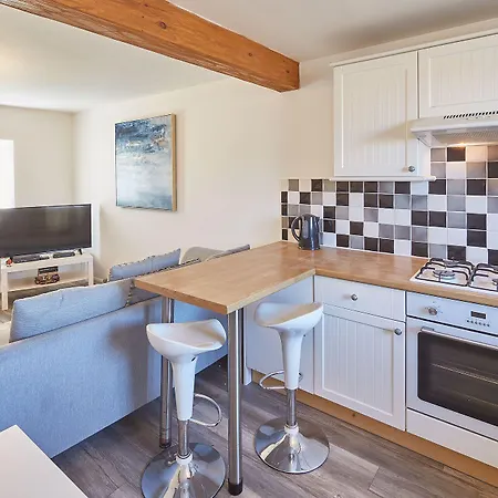 Host & - Robins Den * Уитби